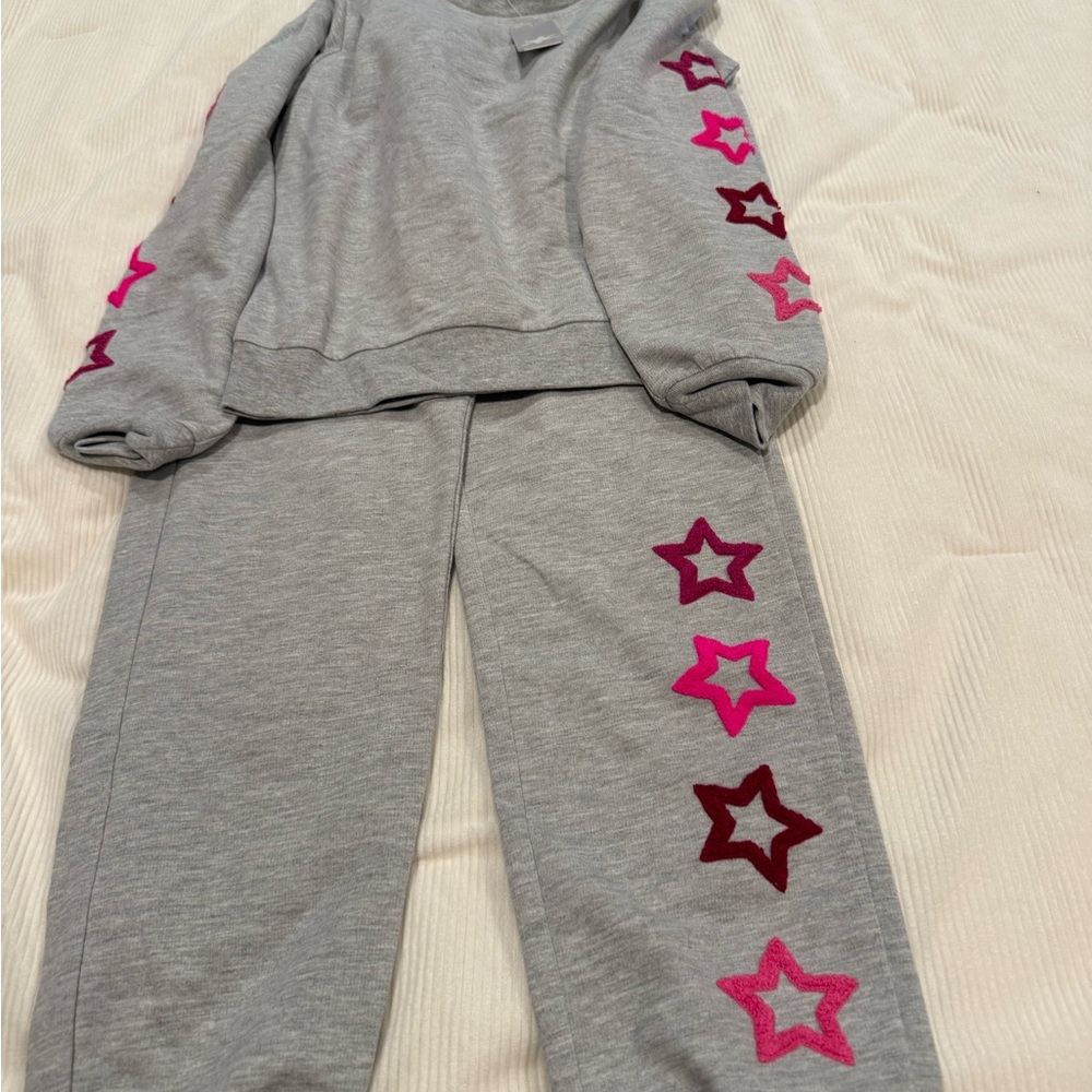 Splendid Gray Sweatshirt and Pants Set with Star Accents
